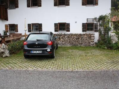 Parkplätze Ferienwohnung Bergerhof (© NatKo)